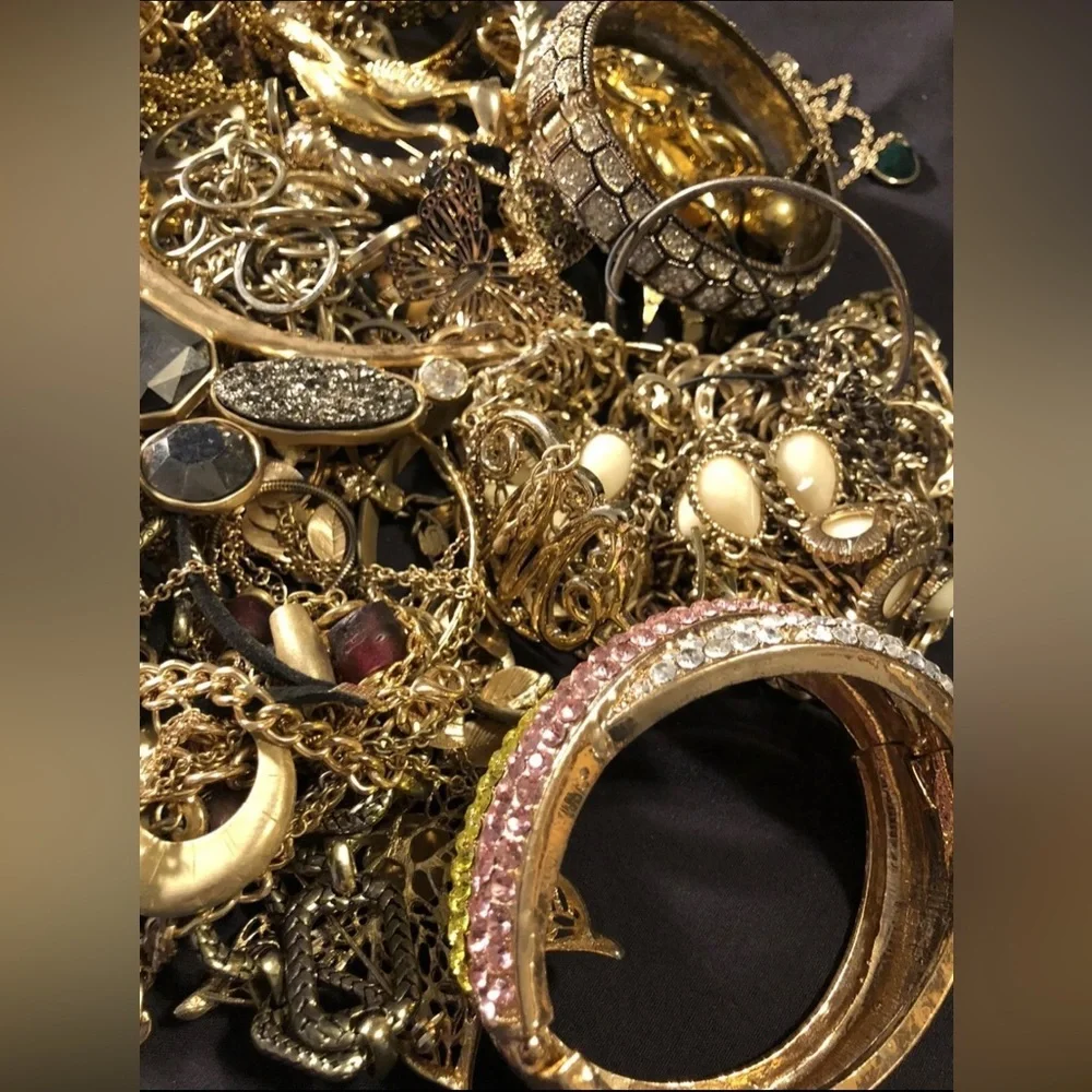 2 LB Vintage Modern Jewelry Lot- MYSTERY BOX! Wearable Estate Sale Designer - Picture 5 of 10